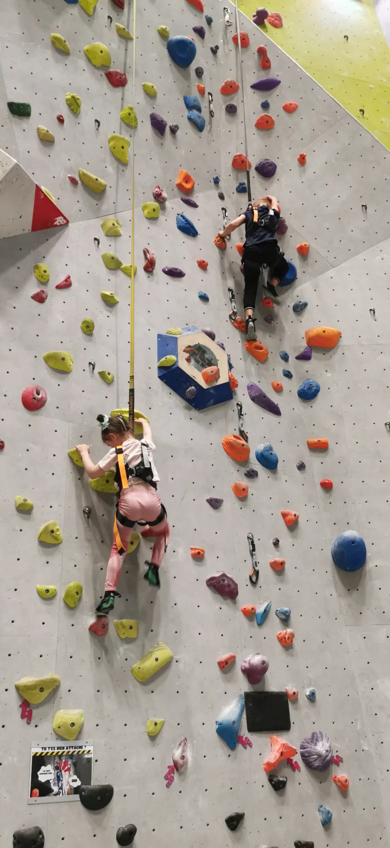 Enfants sur le mur de voies en hauteur