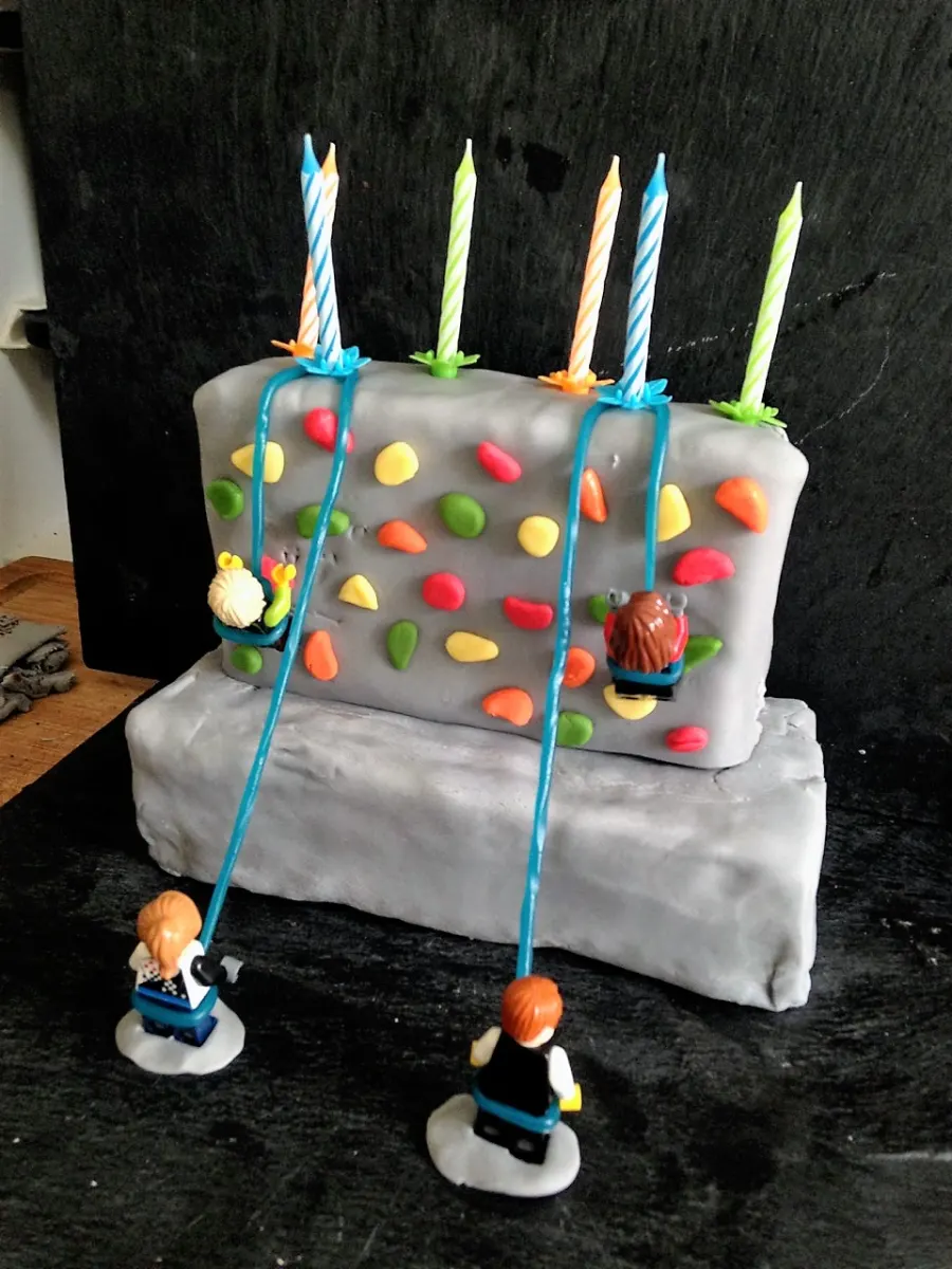 Gâteau d'anniversaire en forme de mur d'escalade